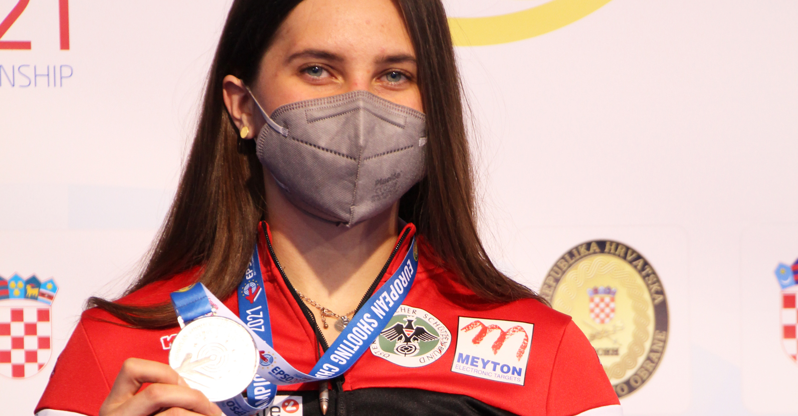 Großer Jubel und Erleichterung im ÖSB-Team über die erste Medaille bei dieser EM durch Rebecca Köck mit Silber im KK-Liegend Open © Margit Melmer, ÖSB