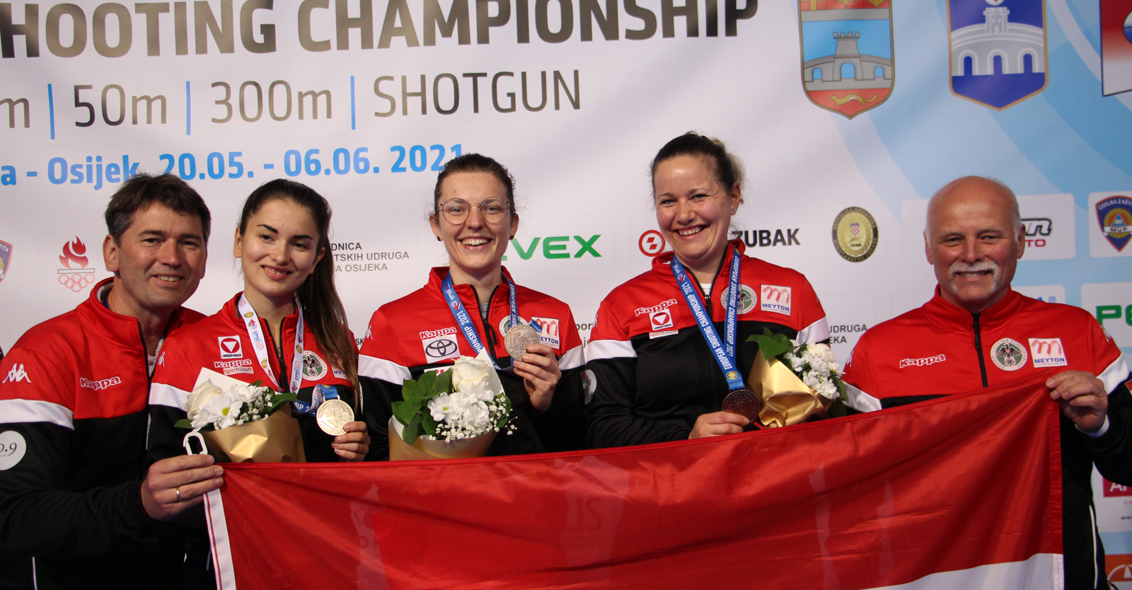 Sportlicher Leiter & Coach Gewehr Wolfram Waibel und ÖSB-Trainer Gewehr Hubert Bichler (am Rand) mit den Bronzemedaillengewinnerinnen des KK-Dreistellungsmatch-Teambewerbs Sheileen Waibel, Olivia Hofmann und Franziska Peer © Margit Melmer, ÖSB