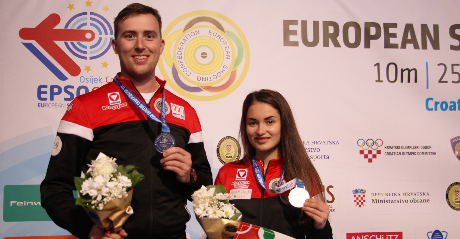 Strahlende Gesichter bei den zweifachen MedaillengewinerInnen Gernot Rumpler und Sheileen Waibel hier mit Silber im KK-Dreistellungsmatch-Mixed-Team © Margit Melmer, ÖSB