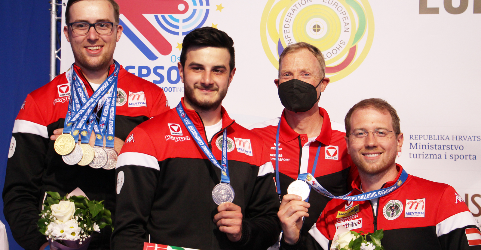 Die Mannschafts-Vizeeuropameister im 300m-Gewehr Dreistellungsmatch Gernot Rumpler, Andreas Thum und Bernhard Pickl mit HSZ-Kommandant Christian Krammer (2.v.r.) © Margit Melmer, ÖSB