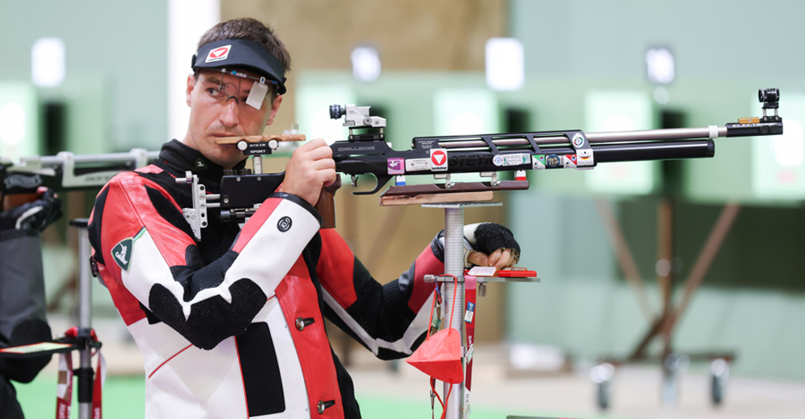 Luftgewehrschütze Martin Strempfl in seinem ersten olympischen Bewerb in der Asaka Shooting Range in Tokio © ÖOC/GEPA