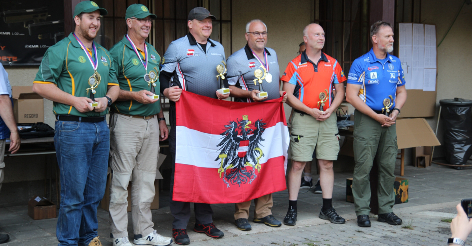 Die Sieger im Nationenmatch Revolver Bernhard Paul und Erich Bohn (in der Mitte v.l.) © Bohn