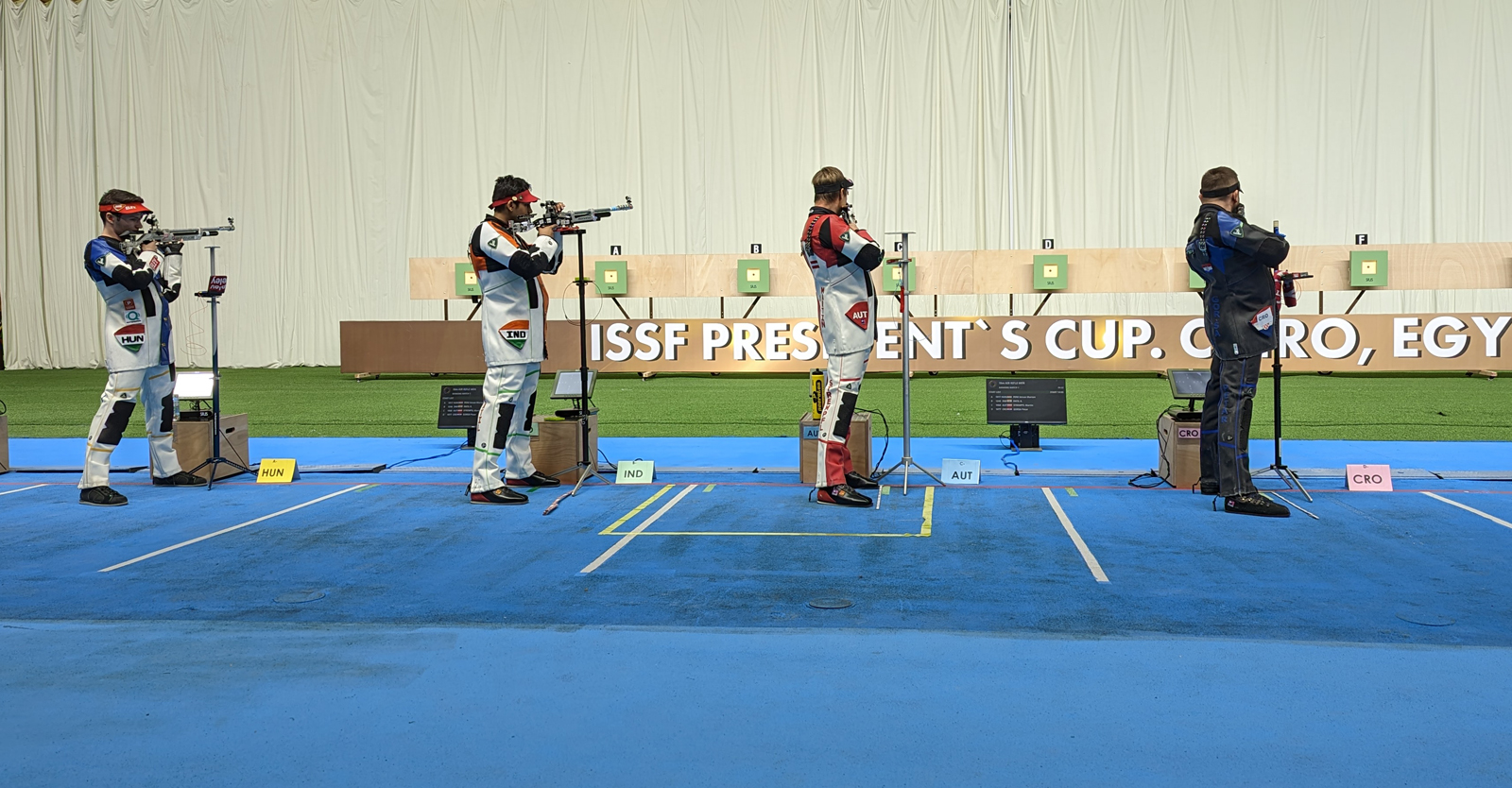 Strempfl (2.v.r.) im Luftgewehr-Finale des ISSF Weltcupfinales 2022 © Franz Roth, ÖSB