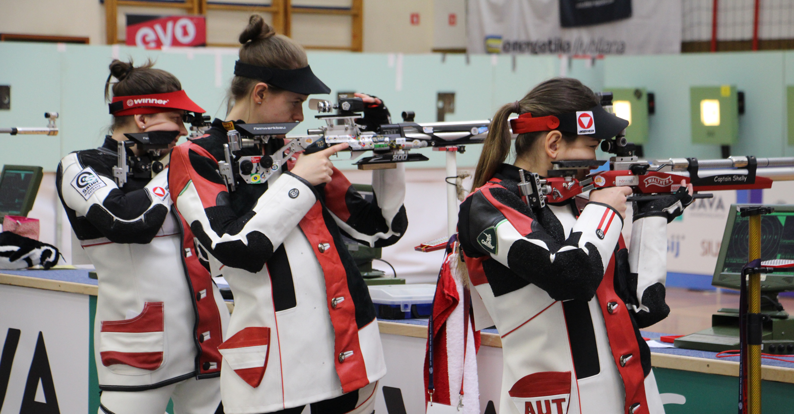 Olivia Hofmann, Marlene Pribitzer und Sheileen Waibel (v.l.) starteten souverän in den Luftgewehr-Teambewerb der Frauen © Margit Melmer, ÖSB