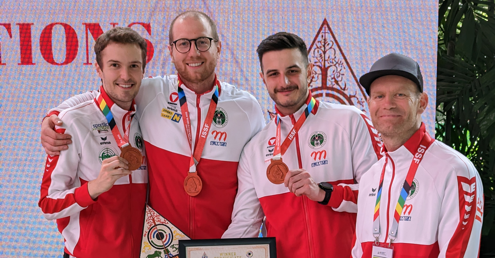 Die Medaillengewinner Thomas Mathis, Bernhard Pickl und Andreas Thum mit ÖSB-Trainer Christian Planer © Franz Roth, ÖSB