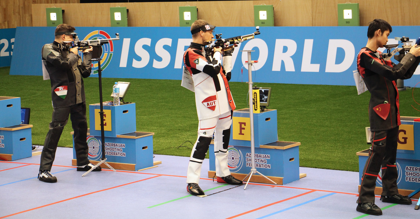 Martin Strempfl (Mitte) kämpft im Finale zwischen den Weltklasseathleten Pekler (li.) und Sheng (re.) © Tobias Mair