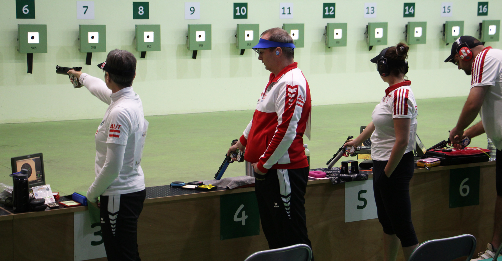 Sylvia Steiner und Richard Zechmeister (linkes Team) als Mixed Team mit der Luftpistole © Margit Melmer, ÖSB