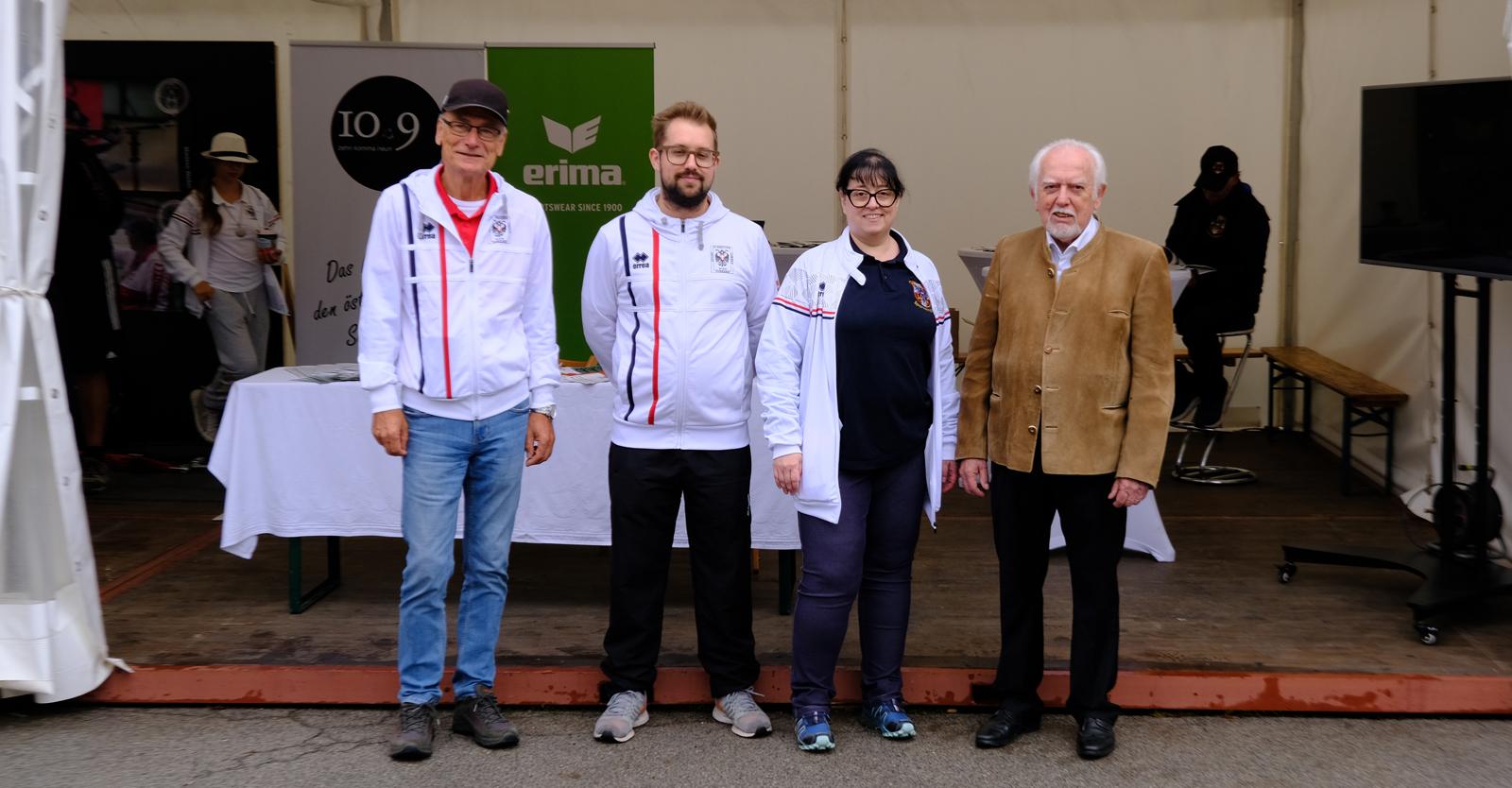 Perfekt aufgebaut und betreut wurde der Stand des ÖSB vom Team des Sportschützen-Landesverbandes Wien mit ÖSB-Vizepräsident Ing. Horst Judtmann (re.) © Florian Neururer