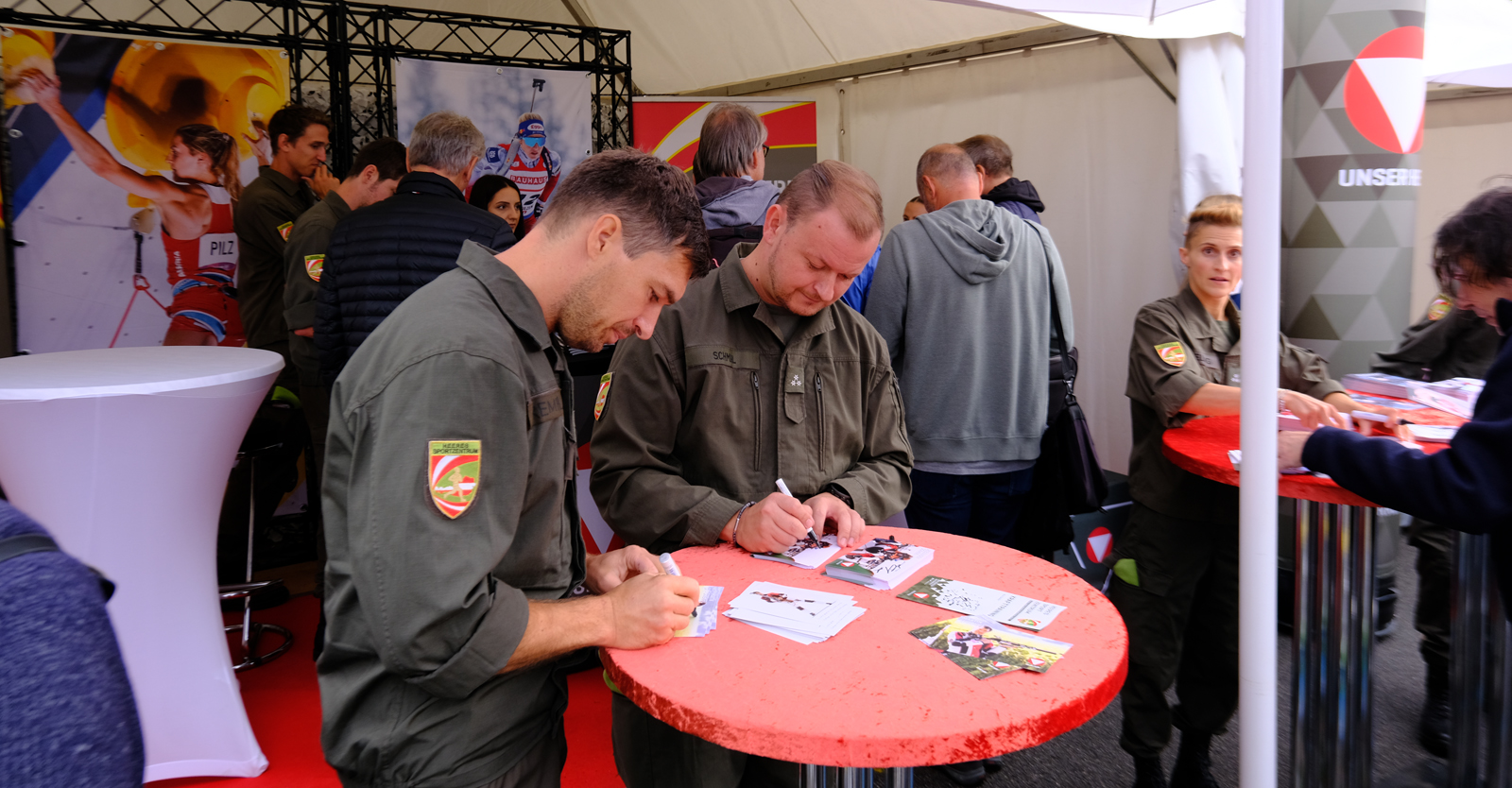 Martin Strempfl und Alexander Schmirl gaben am Stand des Österreichischen Bundesheeres Autogramme © Florian Neururer