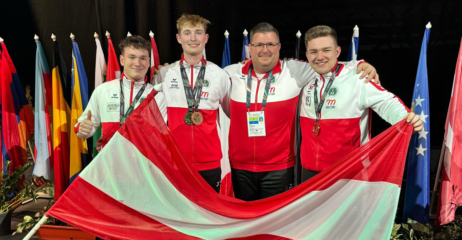 Grandioser Start für das Luftgewehr-Juniorenteam: Gugele, Entner, hier mit Trainer Axel Trageser, und Kuen (v.l.) sind Europameister © Silvia Rachl, ÖSB
