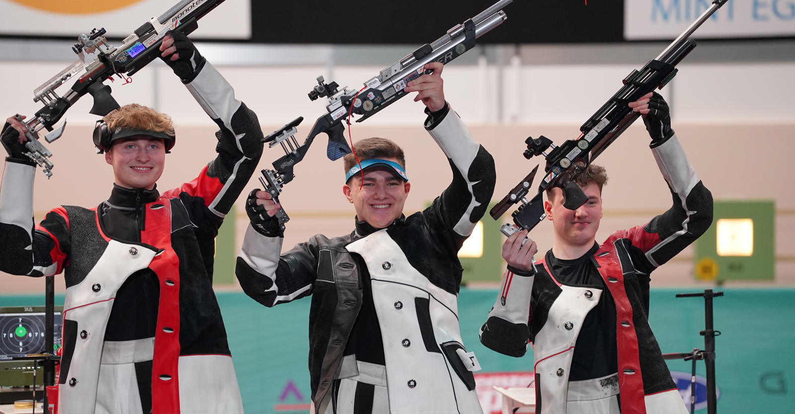 Medaille Nummer zwei für das Luftgewehr-Juniorenteam Entner/Gugele/Kuen (v.l.) © ESC