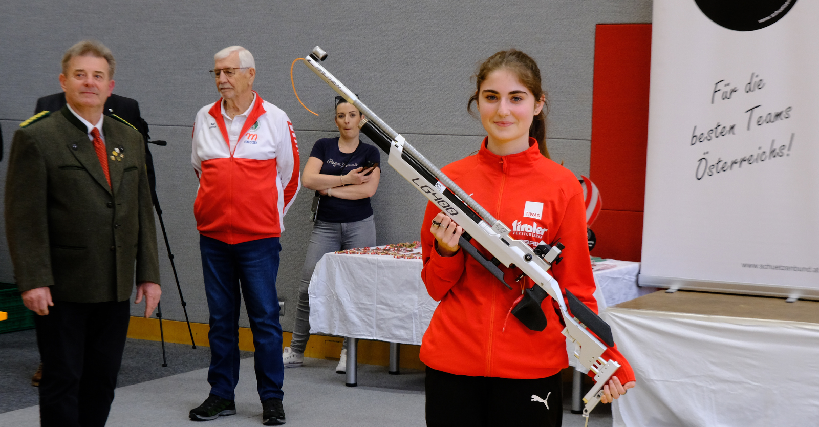 Große Freude über ihr neues Luftgewehr bei Jessica Bauhofer © Tina Neururer