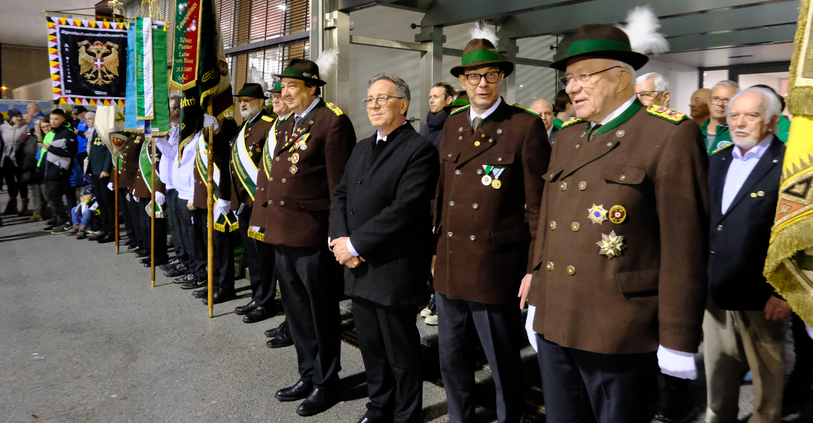 LOSM Andreas Hauser, Bürgermeister Mag. Martin Krumschnabel, BezirksOSM Mag. Hannes Bodner, BOSM DDr. Herwig van Staa (v. li.) und BSM Ing. Horst Judtmann (hinten li.) beim landesüblichen Empfang zur Eröffnung der Meisterschaft © Tina Neururer