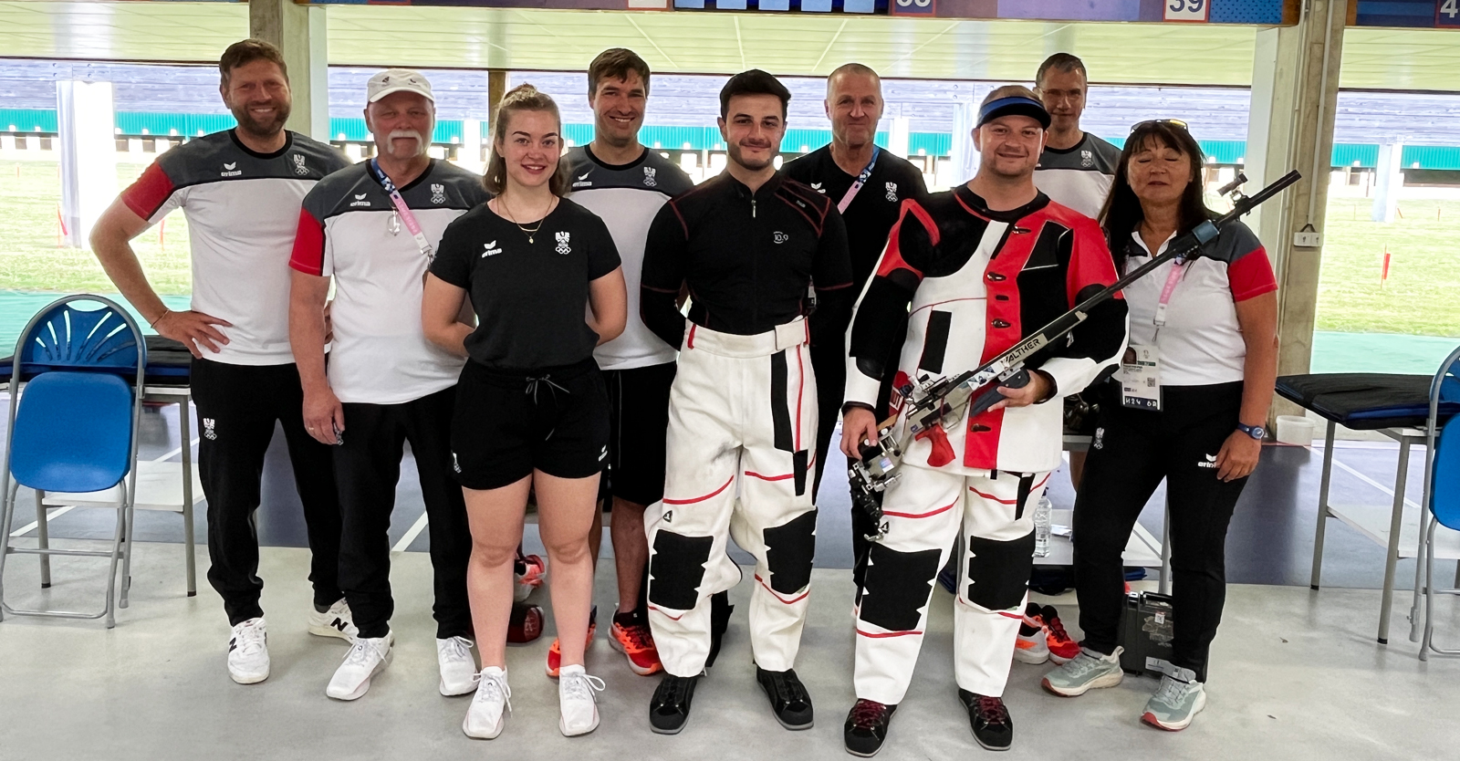 Das ÖSB-Team bei den Olympischen Spielen in Frankreich (Sylvia Steiner nicht am Bild): Generalsekretär Mag. Florian Neururer, Trainer Hubert Bichler, Nadine Ungerank, Martin Strempfl, Andreas Thum, Trainer Hermann Rainer, Alexander Schmirl, Trainer Franz Roth, Sportkoordinatorin Margit Melmer © ÖSB