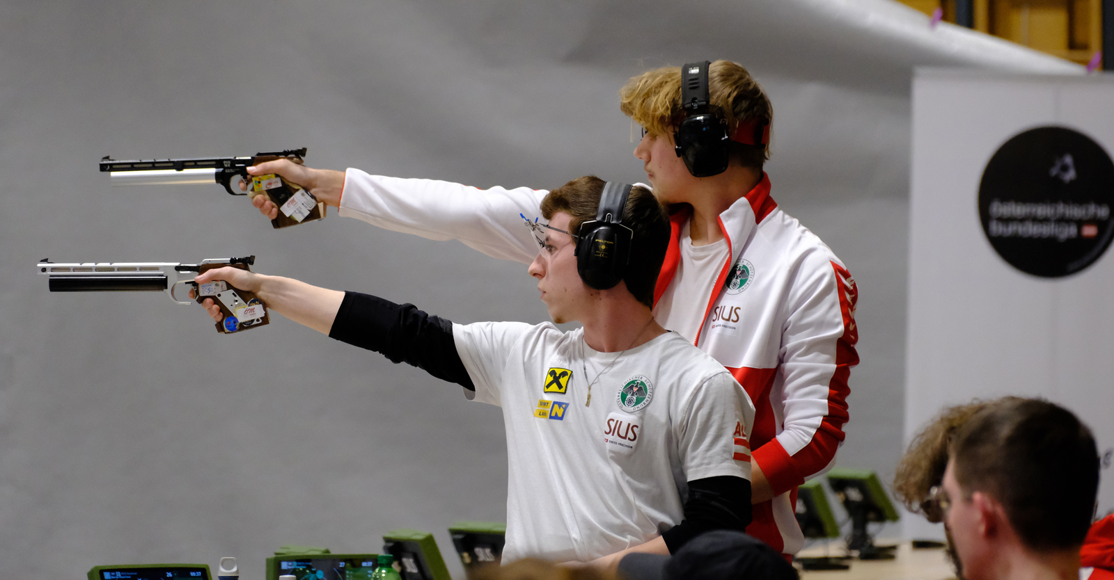 Timon Kretzl und Korbinian Putz (v.l.) bei ihrem Shoot-off um den Sieg © Tina Neururer, ÖSB 
