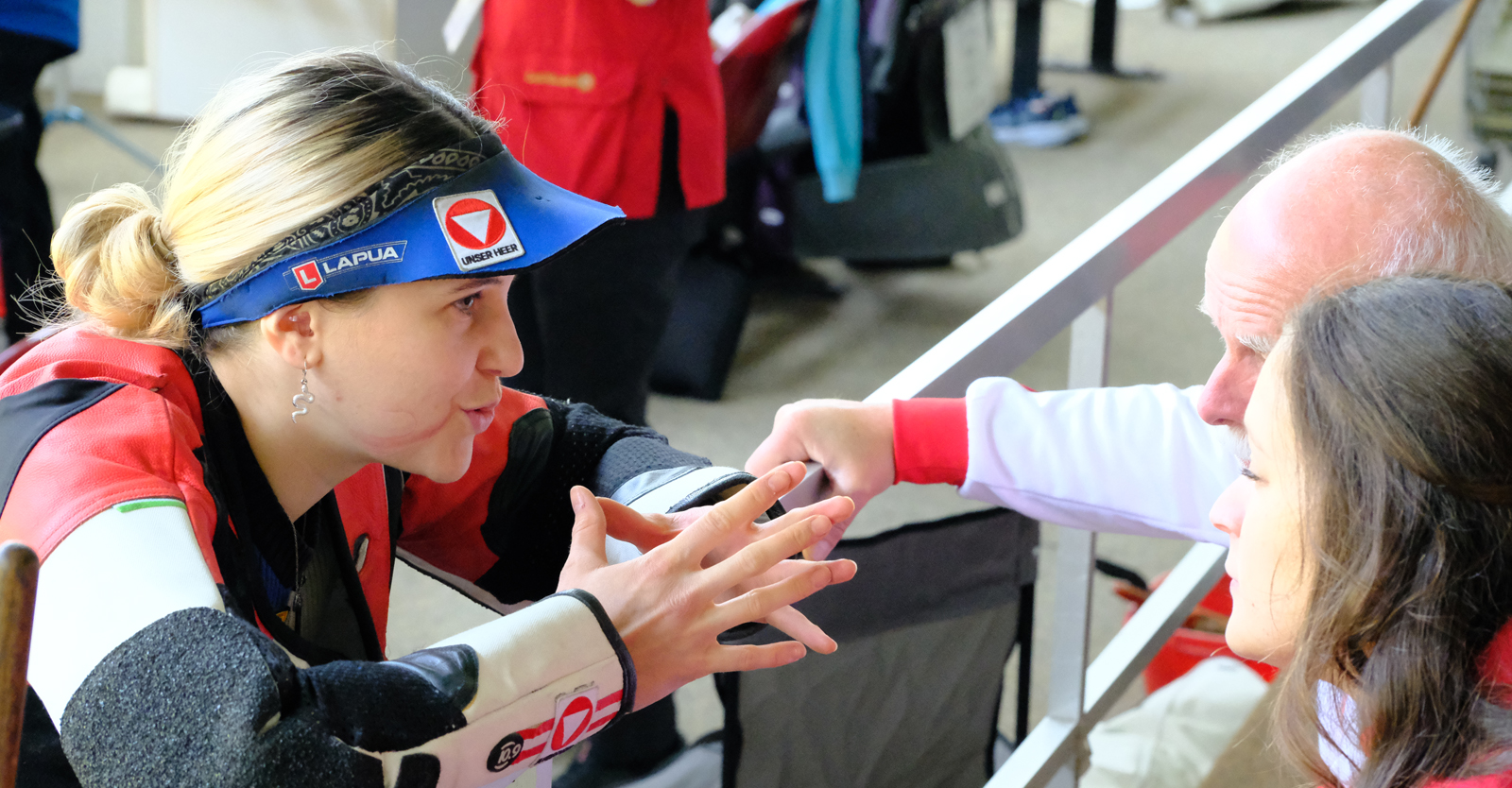 Köck nach dem Liegend im Gespräch mit Trainer Hubert Bichler und Sportpsychologin Isabelle Abbasi © Tina Neururer, ÖSB