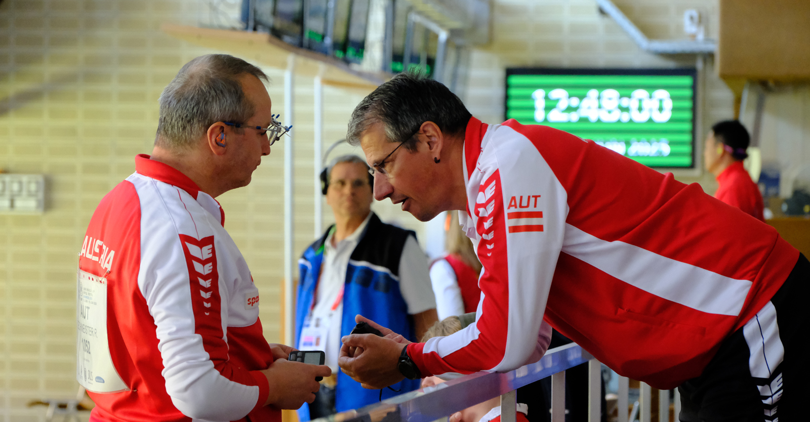 Zechmeister im Wettkampfgespräch mit Trainer und ÖSB-Spitzensportleiter Franz Roth © Tina Neururer, ÖSB