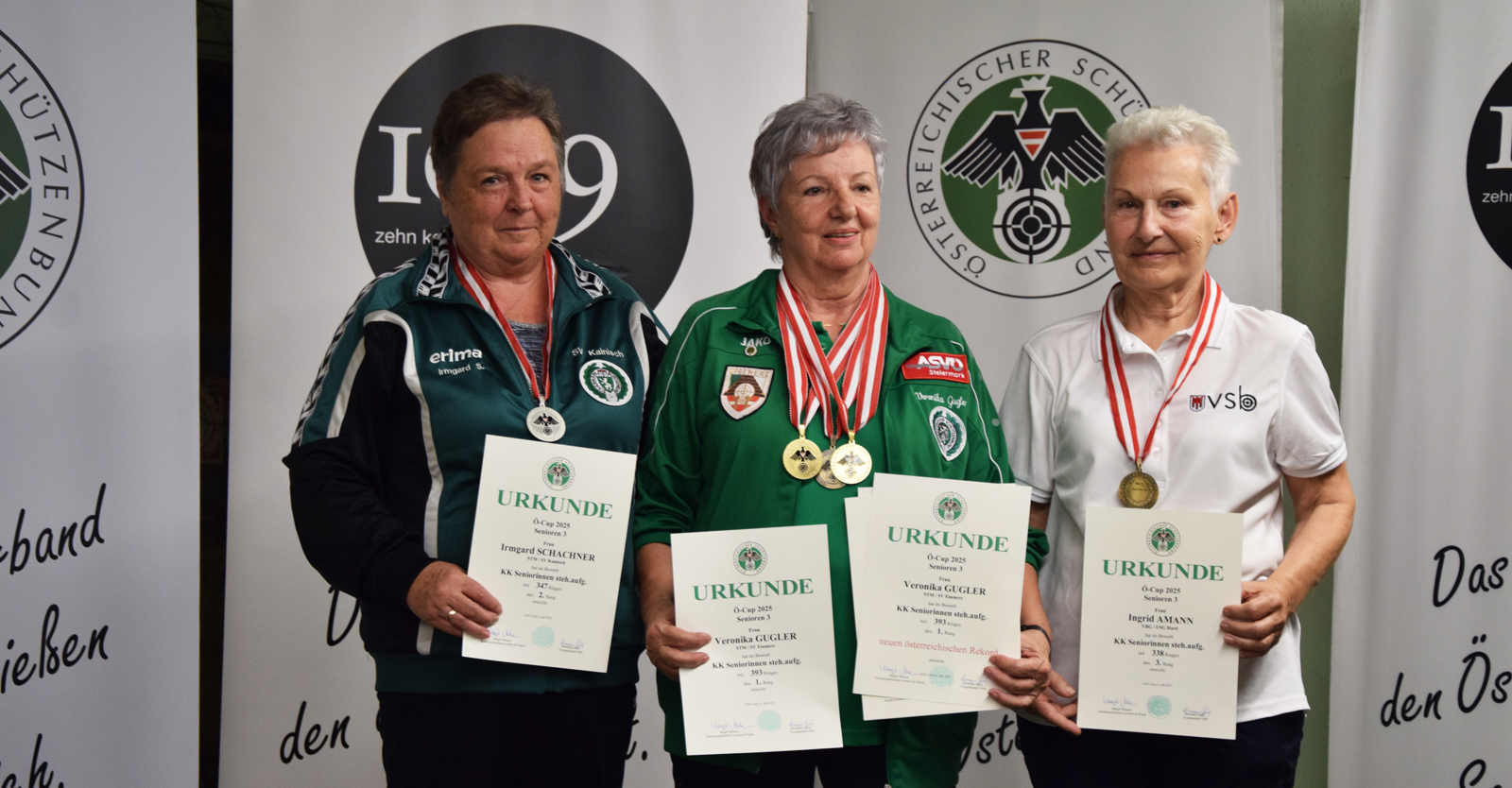 Siegerehrung KK Stehend aufgelegt: Irmgard Schachner, Veronika Gugler - ihr gelangen zwei neue Österreichische Rekorde - und Ingrid Amann (v.l.) © Manfred Kopitar