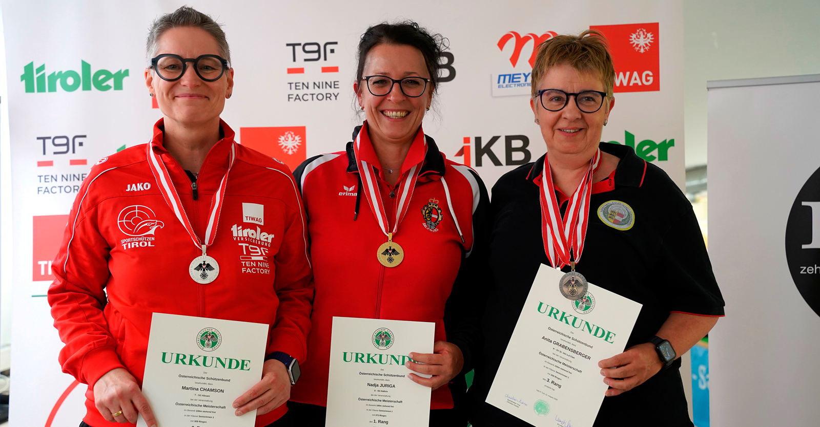 Die strahlenden podestplatzierten Seniorinnen 1 des 100m-Bewerbs Martina Chamson, Doppelsiegerin und Rekordhalterin Nadja Juriga und Anita Grabensberger (v.l.) © Christian Kramer