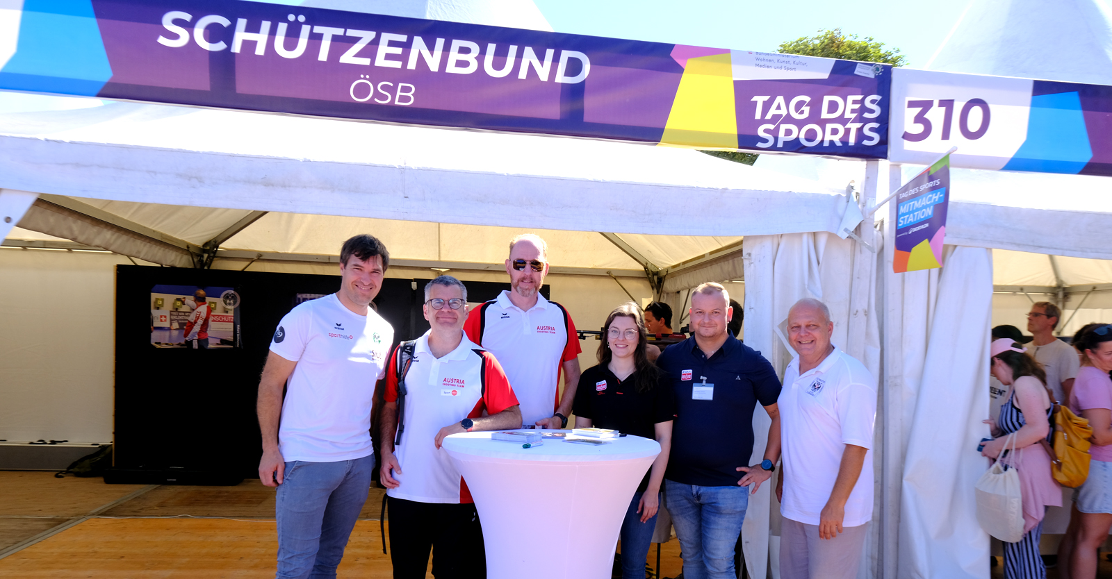 Martin Strempfl, Andreas Högl, Paul Adam, Olivia Hofmann, Alexander Schmirl und LOSM Michael Blaha (v.l.) am ÖSB-Stand © Neururer