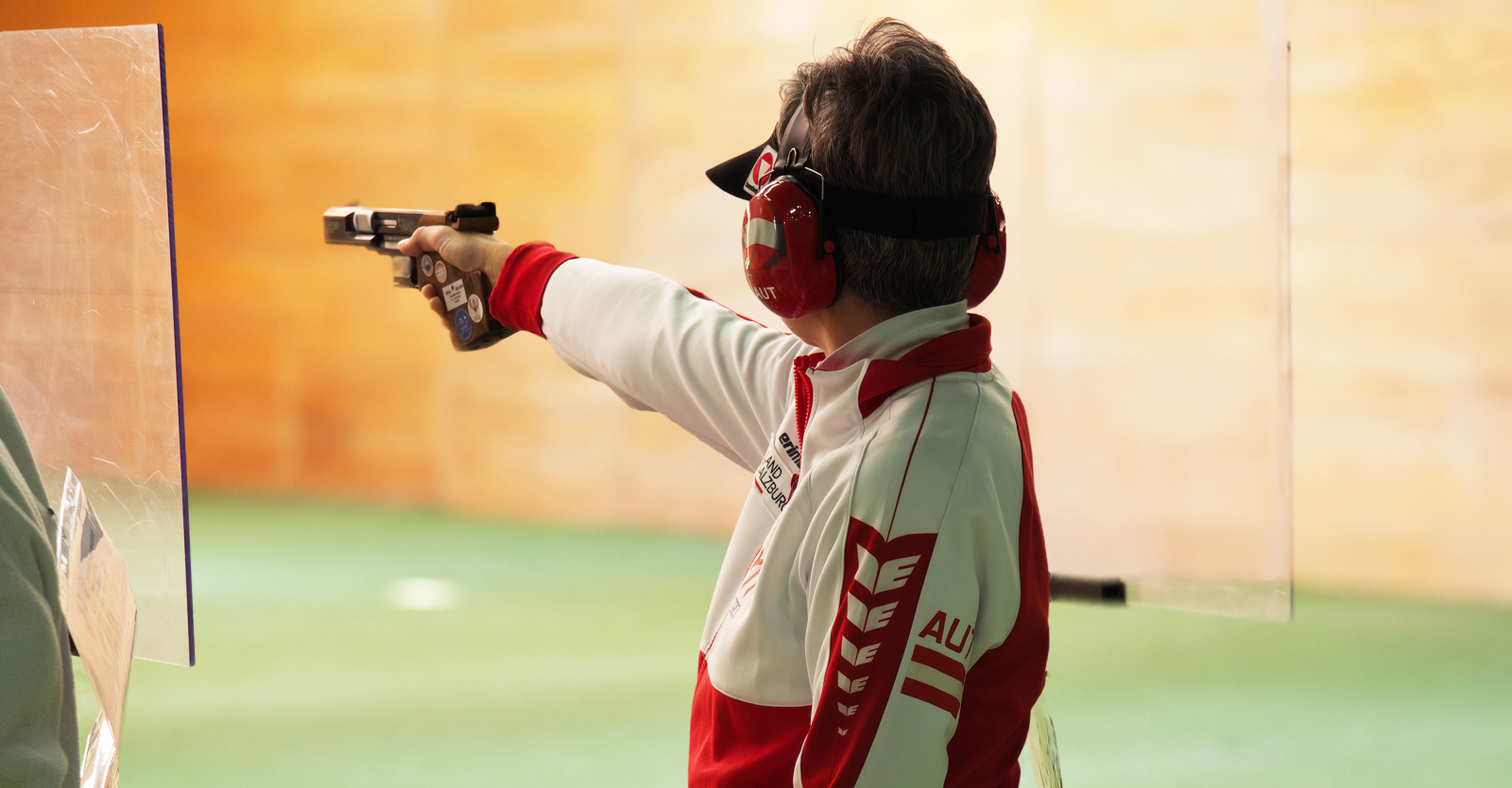 Sylvia Steiner mit der 25m-Pistole © Franz Roth, ÖSB