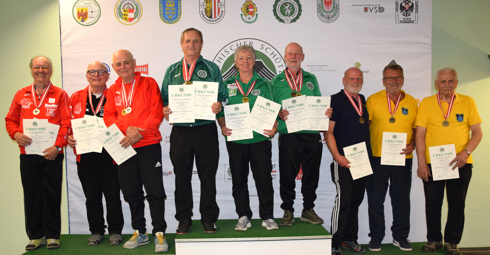 Neben dem Team Wien in der Disziplin LG Sitzend aufgelegt gelang Team Steiermark (Foto, mit Seriensiegerin Veronika Gugler in der Mitte) in der Disziplin LG Stehend aufgelegt ein neuer Österreichischer Rekord © Margit Melmer, ÖSB