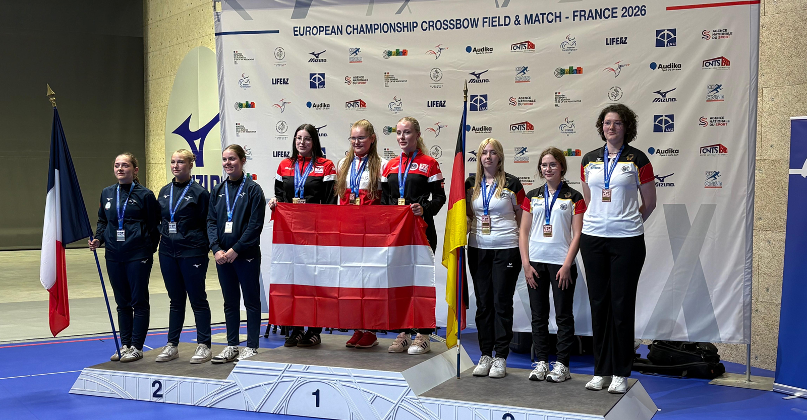 Die Eurpameisterinnen im 10m-U23-Team: Sarah Praxmarer, Zoe Zass und Julia Hirner (Mitte v.l.) © BSPL Manfred Hofbauer
