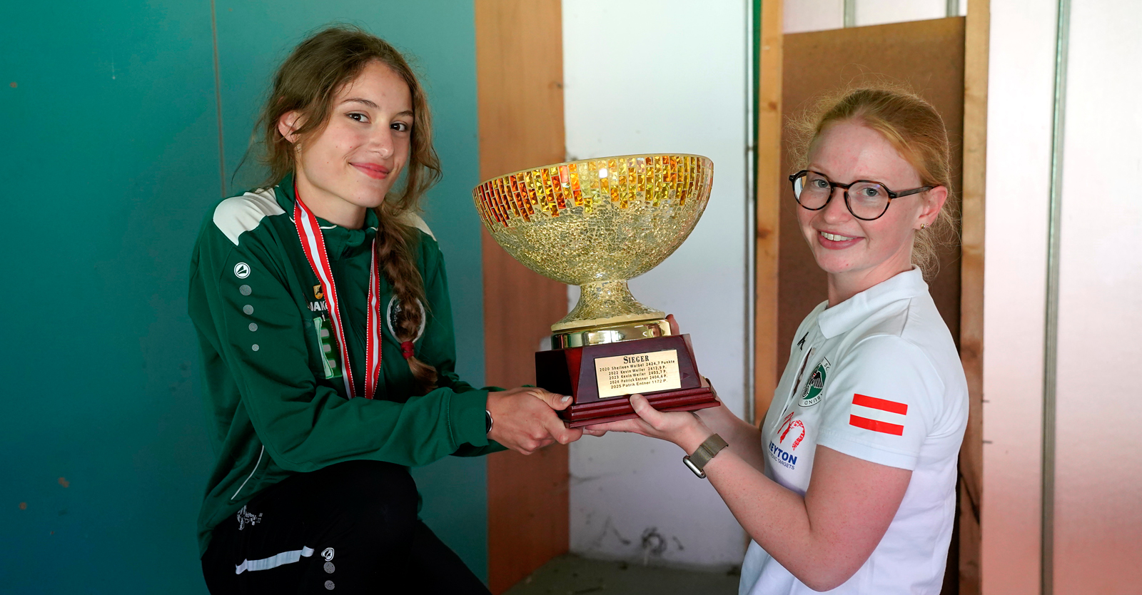 Maria Sidenko wird der begehrte Cup von ÖSB-Nachwuchstrainerin Jessie Kaps überreicht © Christian Kramer