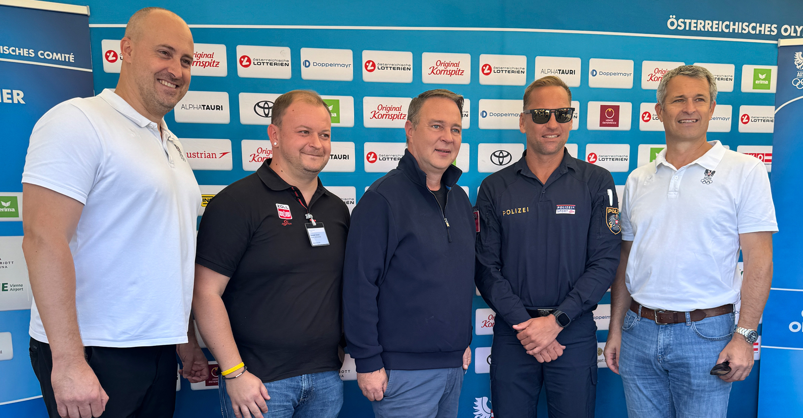 Alexander Schmirl (2.v.l.) mit ÖOC-Generalsekretär Mag. Florian Gosch, Vizekanzler Andreas Babler, Beachvolleyballer Alexander Horst und ÖOC-Präsident Mag. Horst Nussbaumer (v.l.) bei der Autogramm- und Interviewstunde am Stand des ÖOC © Neururer