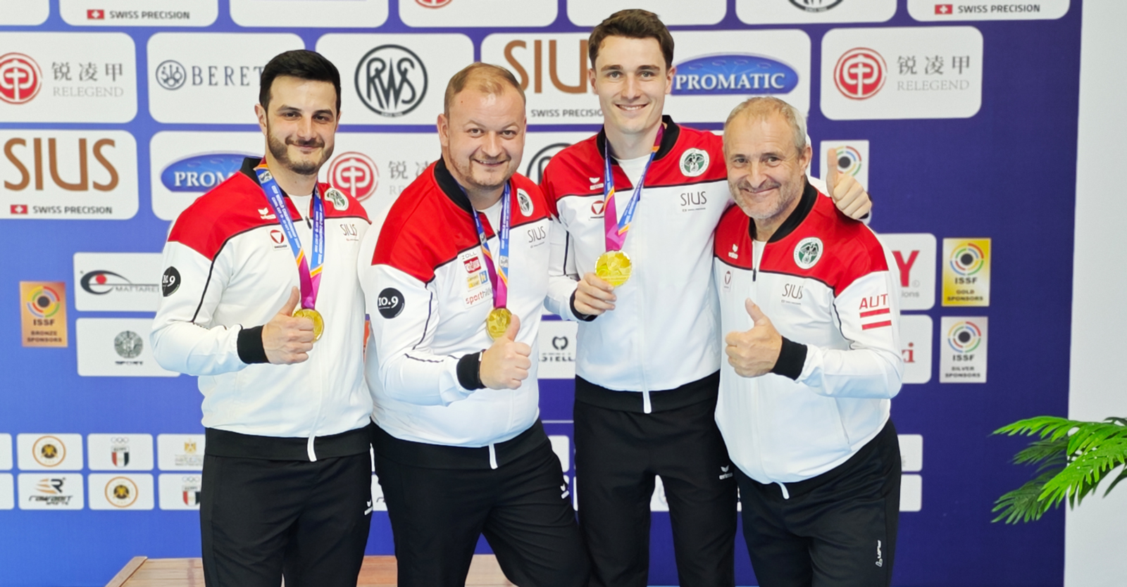 Die Weltmeister im Liegend - Thum, Schmirl und Einwaller - mit Bundessportleiter und Heereskaderkommandant Klaus Gstinig © Franz Roth, ÖSB
